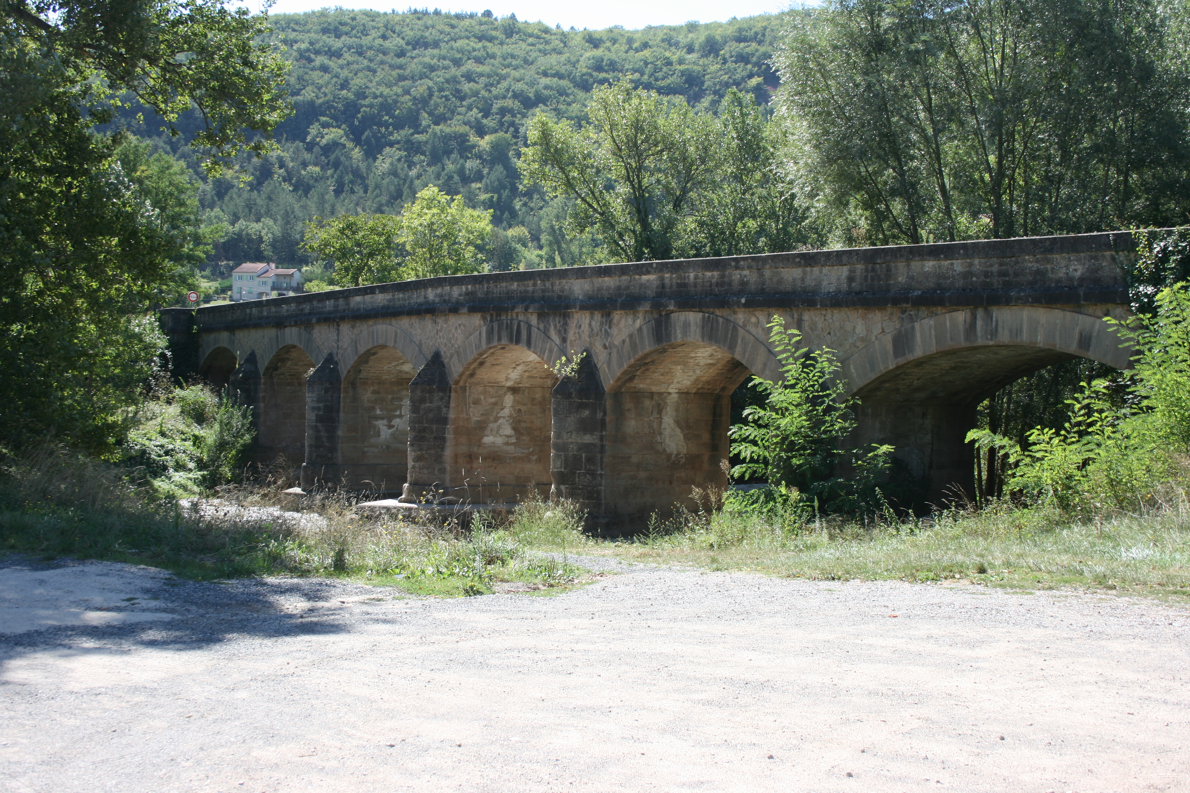 Pont pour accéder au village