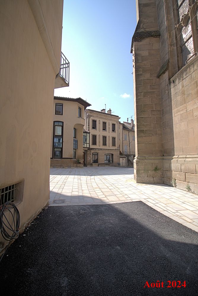 Vue vers la Place Abbé Bessou...