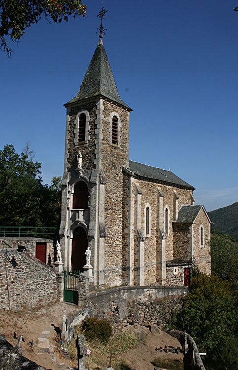 La chapelle actuelle a été construite en 1900 par une armée de bénévoles dont les matériaux ( pierres de grès de Saint-Victor et sable du Tarn ), arrivèrent traînés par des bœufs .