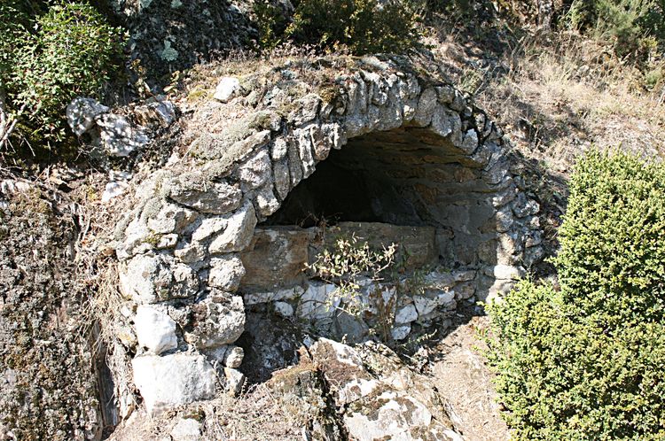15°station du Chemin de croix , idée du curé Bertrand qui symbolisait la Résurrection : Un tombeau « ouvert ».....