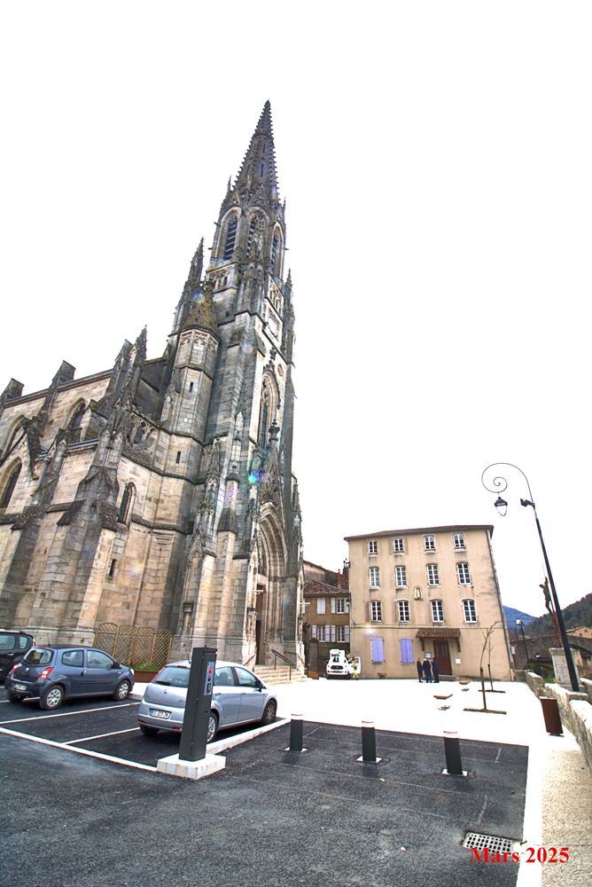 Parvis de l'église Mars 2025