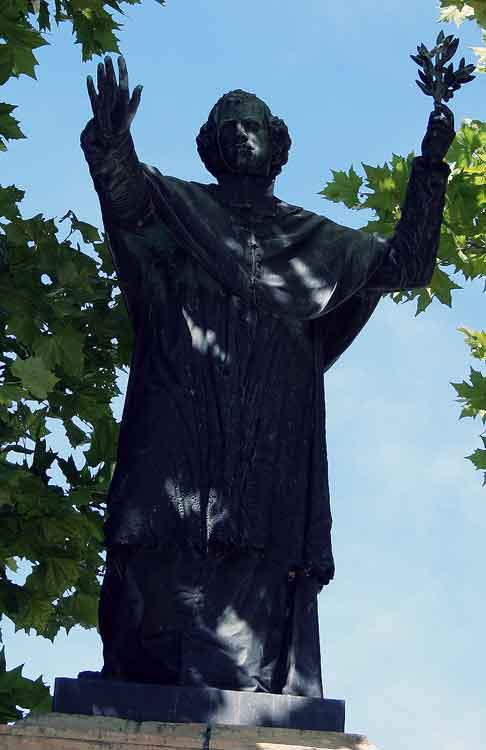 ....Près de la statue de Monseigneur Affre , l'entrée de la ville fortifiée de St-Rome de Tarn.......